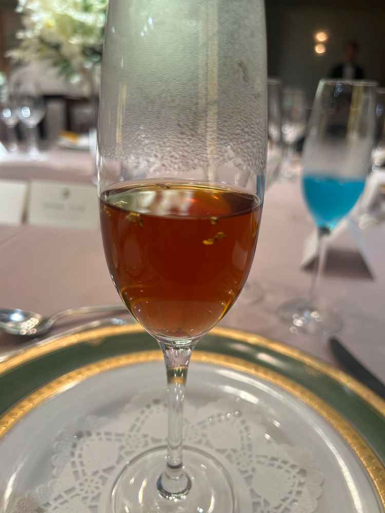 まず最初にコンソメスープからいただきました。まろやかな深い味わいに感動しました。