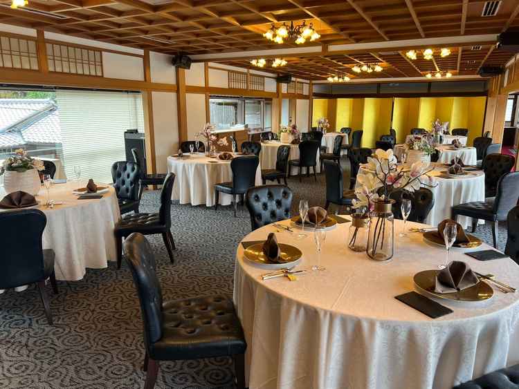 縦長の会場なので高砂席からゲストの顔がよく見える。人数に合わせて後ろの金の屏風を動かしてもらえる。