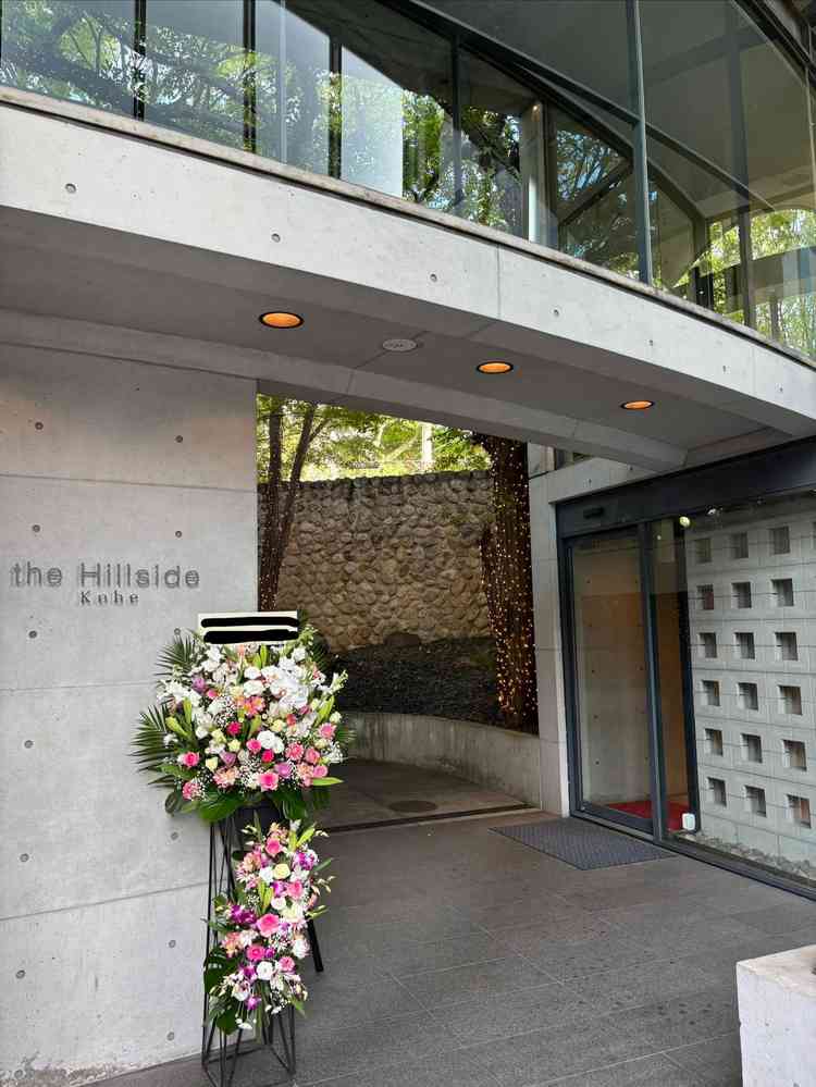 エントランス。安藤忠雄さんが建築されたオシャレな外観と内装でした。