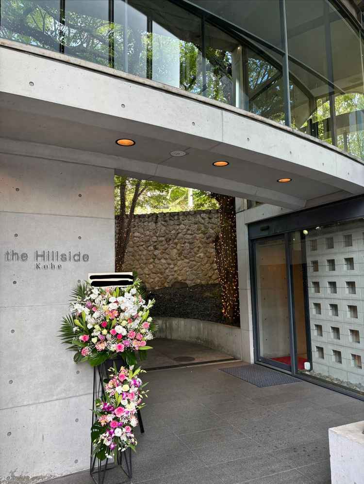 エントランス。安藤忠雄さんが建築されたオシャレな外観と内装でした。