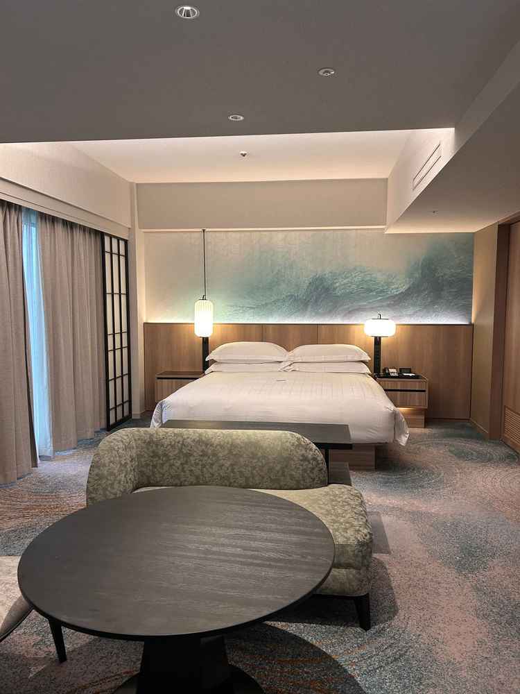 ホテル婚なので宿泊がつきます。。広いお部屋で泊まれて、3次会などで部屋に友人を呼ぶ人もいるようです。