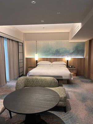ホテル婚なので宿泊がつきます。。広いお部屋で泊まれて、3次会などで部屋に友人を呼ぶ人もいるようです。