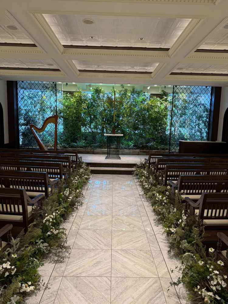 チャペル、背景の緑の木は春・秋の期間に桜と紅葉に植え替えをしているそう