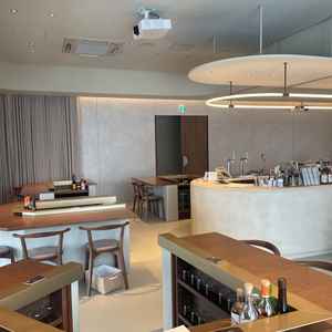 披露宴会場。それぞれのテーブル席がコの字型になっており各テーブルにスタッフの方がつくとのことでした。