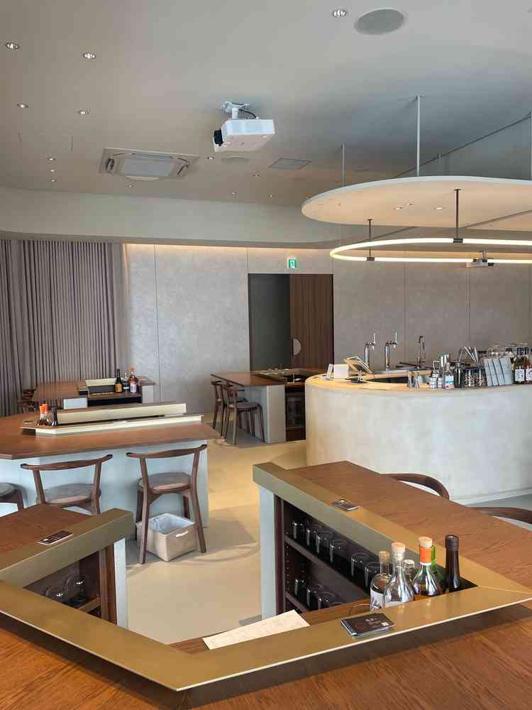 披露宴会場。それぞれのテーブル席がコの字型になっており各テーブルにスタッフの方がつくとのことでした。