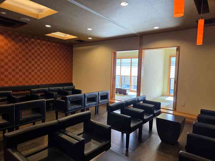 親族待合室です。部屋を分けることもできます。