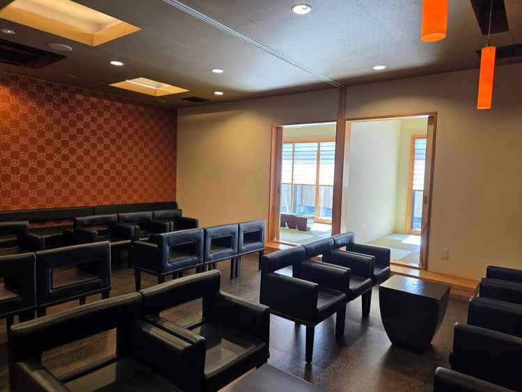 親族待合室です。部屋を分けることもできます。