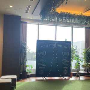 雨の日でも利用できる広々としたガーデンで、天候を気にせず開放感ある雰囲気を楽しめる。