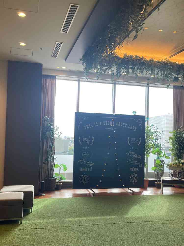 雨の日でも利用できる広々としたガーデンで、天候を気にせず開放感ある雰囲気を楽しめる。