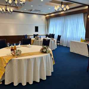 披露宴会場はコンパクトで、ちょうど良いサイズだった。