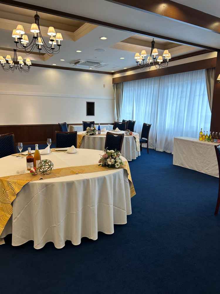 披露宴会場はコンパクトで、ちょうど良いサイズだった。