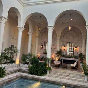 中庭のガーデンには綺麗なプールがあります。四隅がソファになっており、座って楽しむことができます。