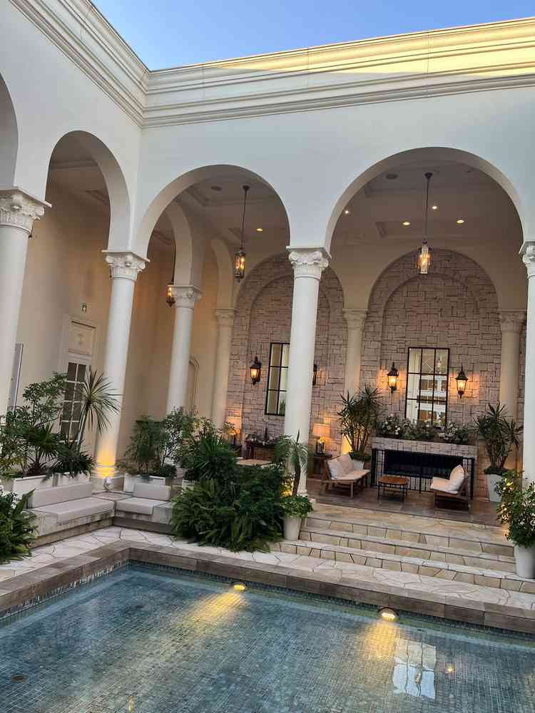 中庭のガーデンには綺麗なプールがあります。四隅がソファになっており、座って楽しむことができます。