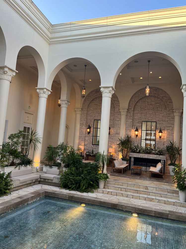 中庭のガーデンには綺麗なプールがあります。四隅がソファになっており、座って楽しむことができます。