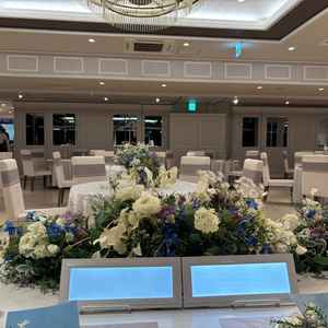 披露宴の席にライトがあって写真映えしそう