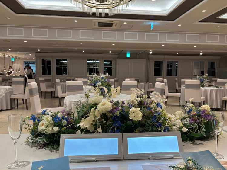 披露宴の席にライトがあって写真映えしそう