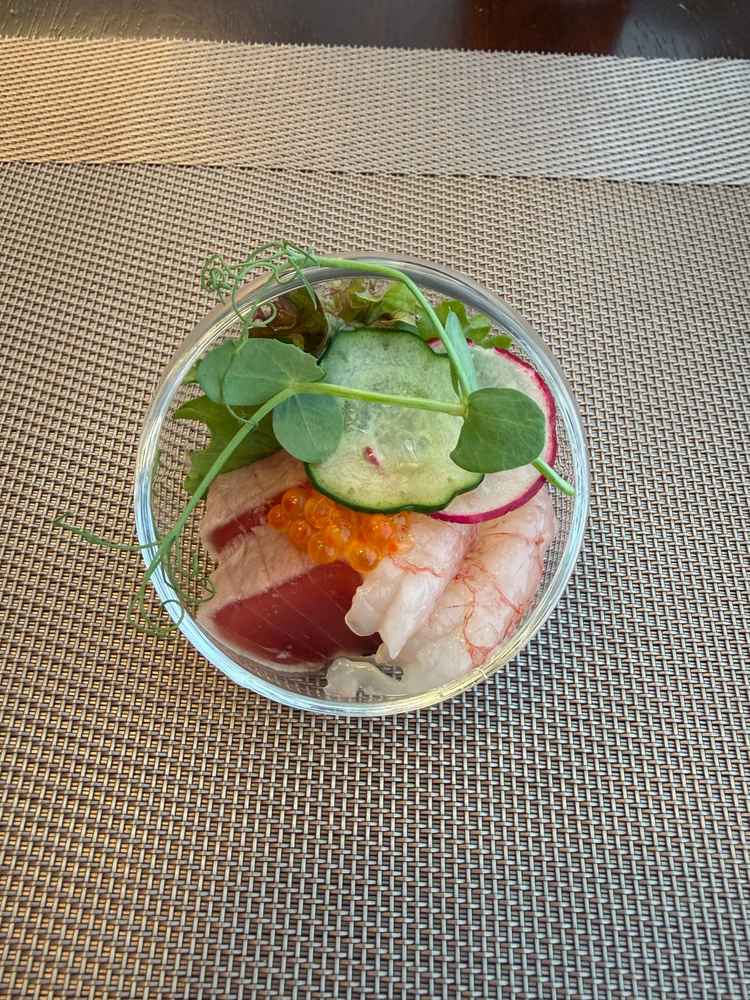 海鮮にいくらを添えた華やかな前菜でした。見た目も美しく、丁寧な仕事を感じる一品でした。