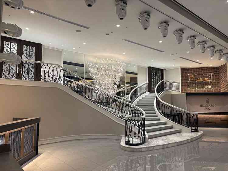 左右から入場できる階段がありました。