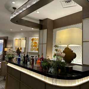 披露宴会場は二つあり上の方の会場は待合室も広く椅子も多かったのが好印象でした。