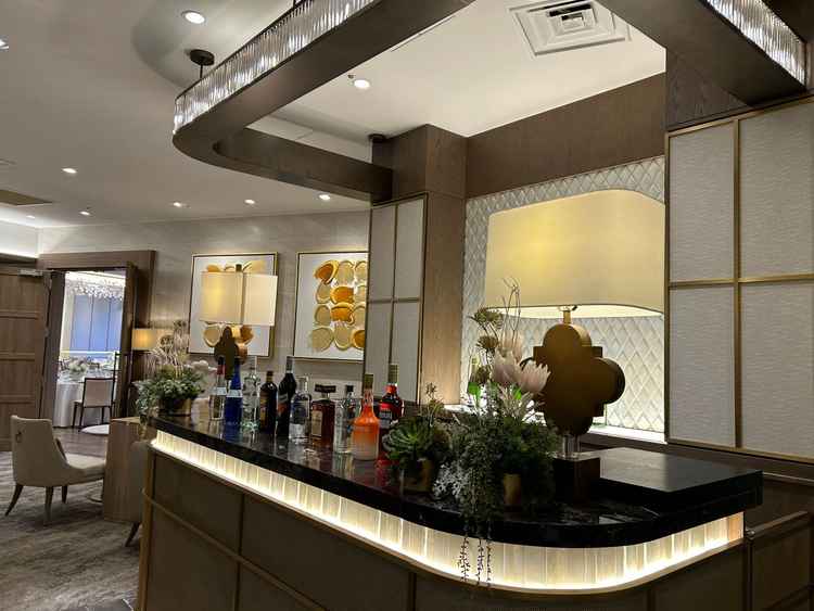 披露宴会場は二つあり上の方の会場は待合室も広く椅子も多かったのが好印象でした。