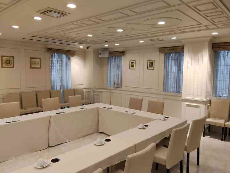 披露宴会場にはモニターもあり、全体の様子がわかるようです。