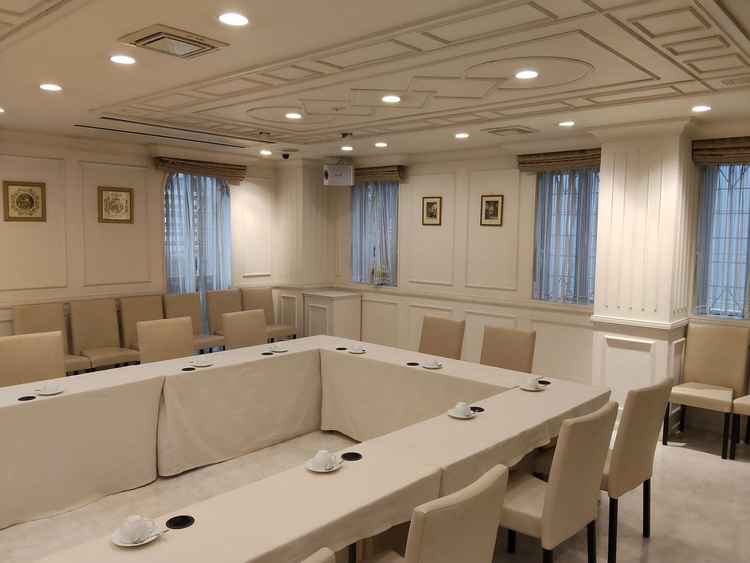 披露宴会場にはモニターもあり、全体の様子がわかるようです。