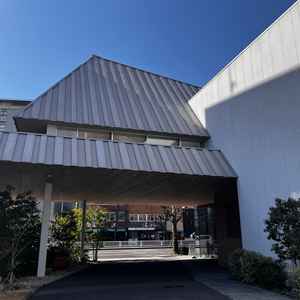 施設入り口を外から見た写真。雨の日でも、送迎時に濡れない動線であり、様々なゲストに配慮を感じた。