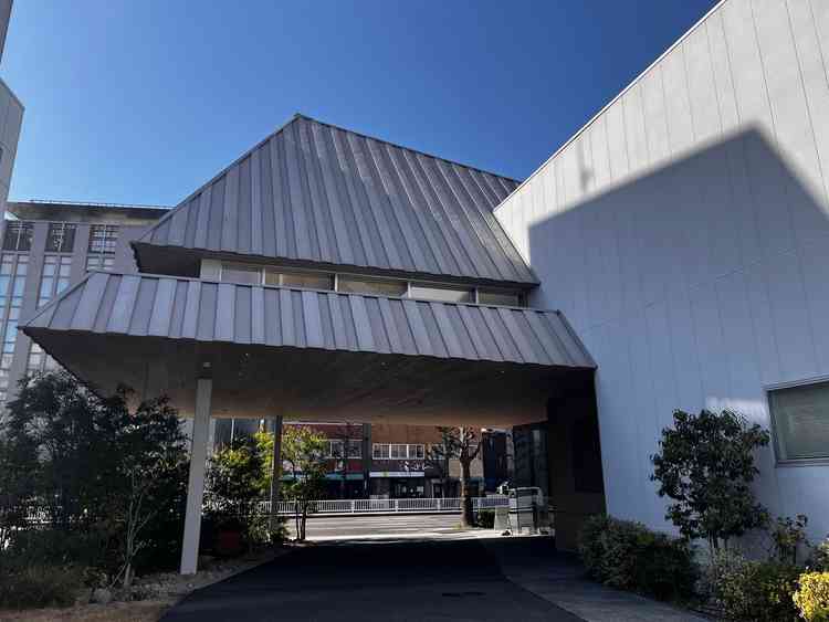 施設入り口を外から見た写真。雨の日でも、送迎時に濡れない動線であり、様々なゲストに配慮を感じた。