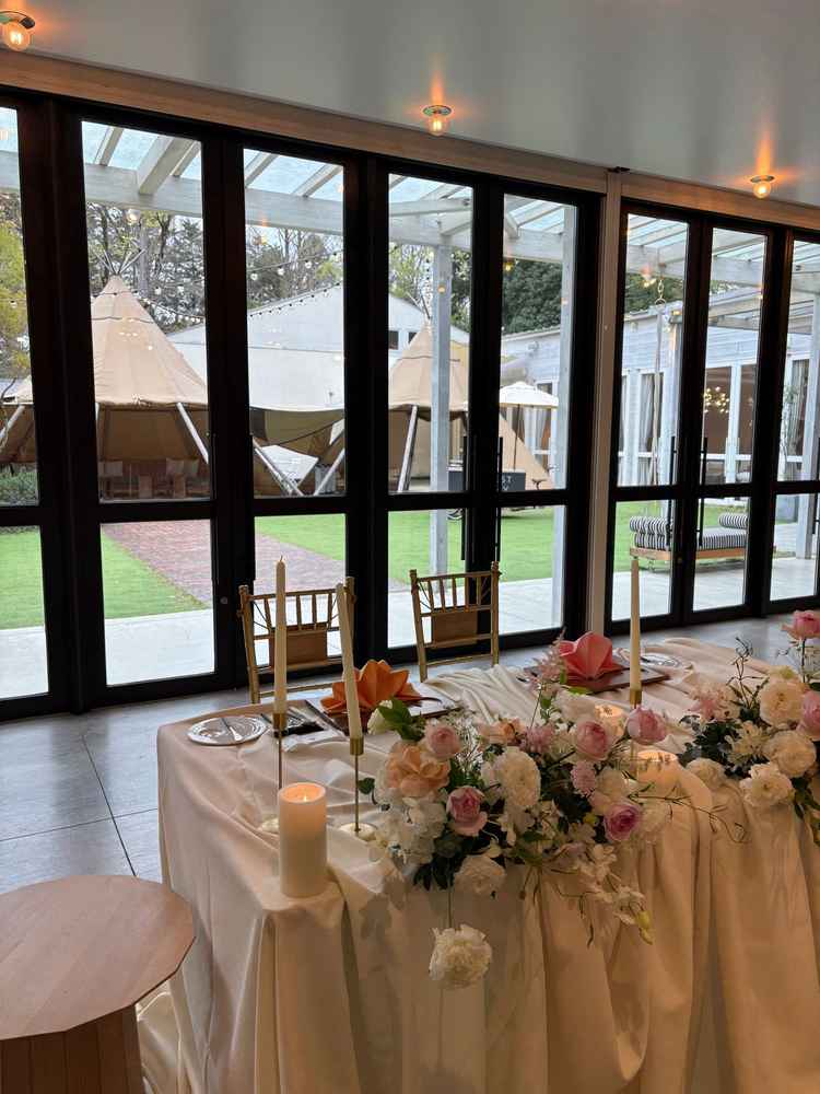 外にキャンプテントが置いてあったり、テーブルなども木目調でカジュアルで自然あふれる披露宴会場でした。