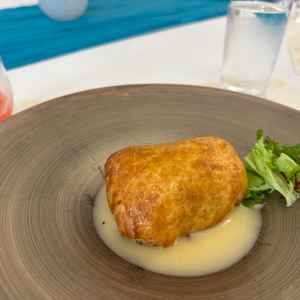 試食で食べた魚のパイ包み焼き。女性は魚。男性はメインのお肉の試食ができました。