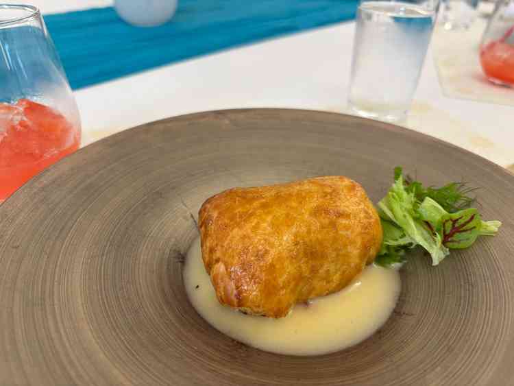 試食で食べた魚のパイ包み焼き。女性は魚。男性はメインのお肉の試食ができました。