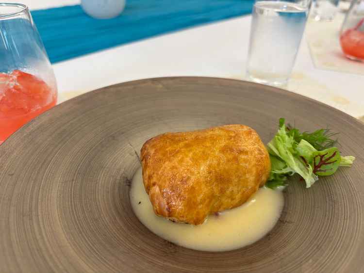 試食で食べた魚のパイ包み焼き。女性は魚。男性はメインのお肉の試食ができました。