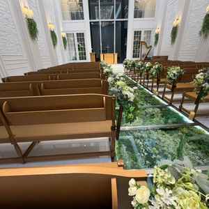 チャペル。バージンロードがガラス張りなのが珍しい。