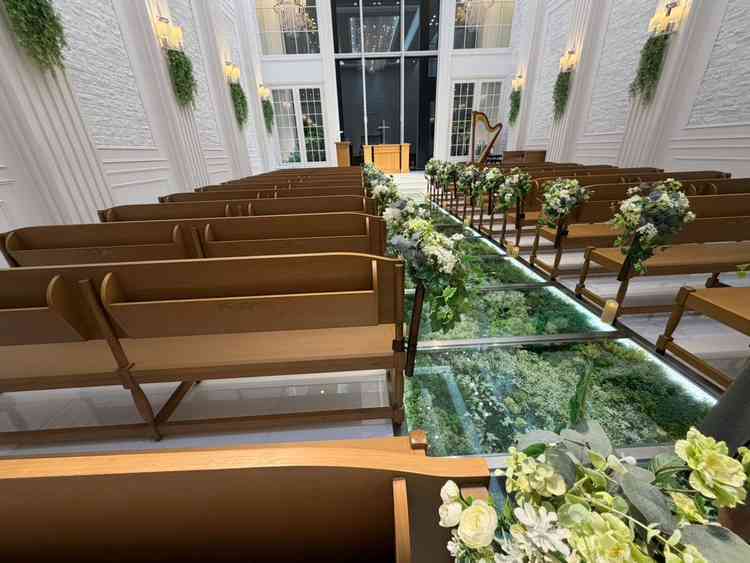 チャペル。バージンロードがガラス張りなのが珍しい。