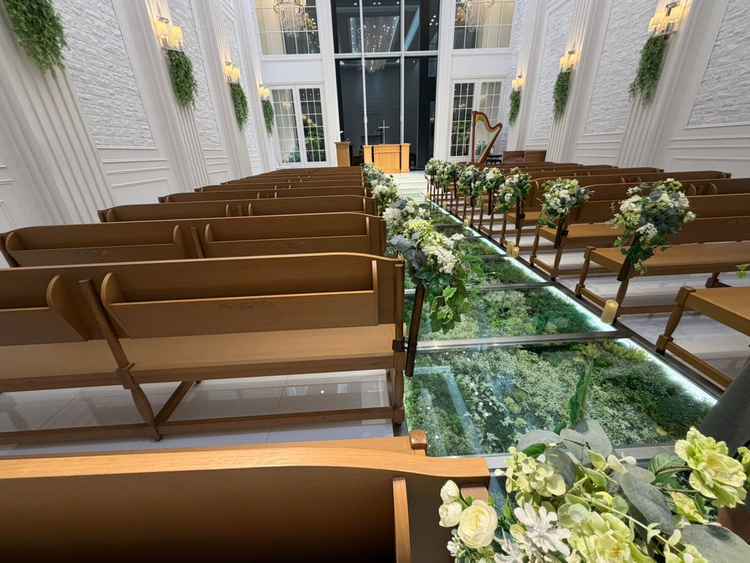 チャペル。バージンロードがガラス張りなのが珍しい。