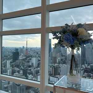 チャペルは、東京タワーと東京スカイツリーをどちらも一望できる設計となっている。夜景がいい演出となる。