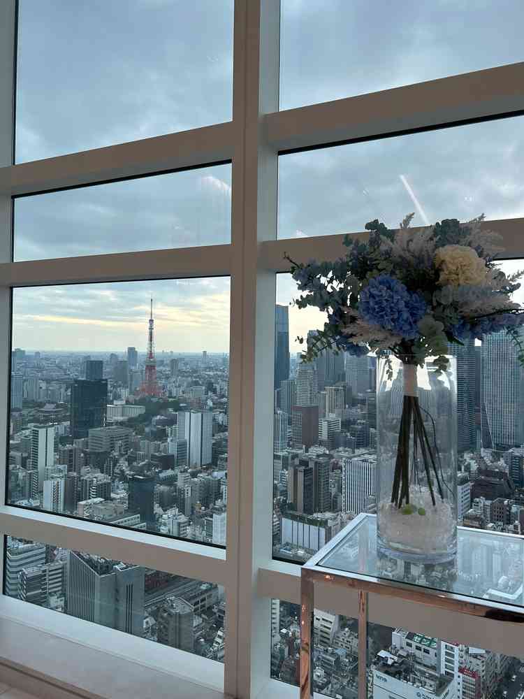 チャペルは、東京タワーと東京スカイツリーをどちらも一望できる設計となっている。夜景がいい演出となる。