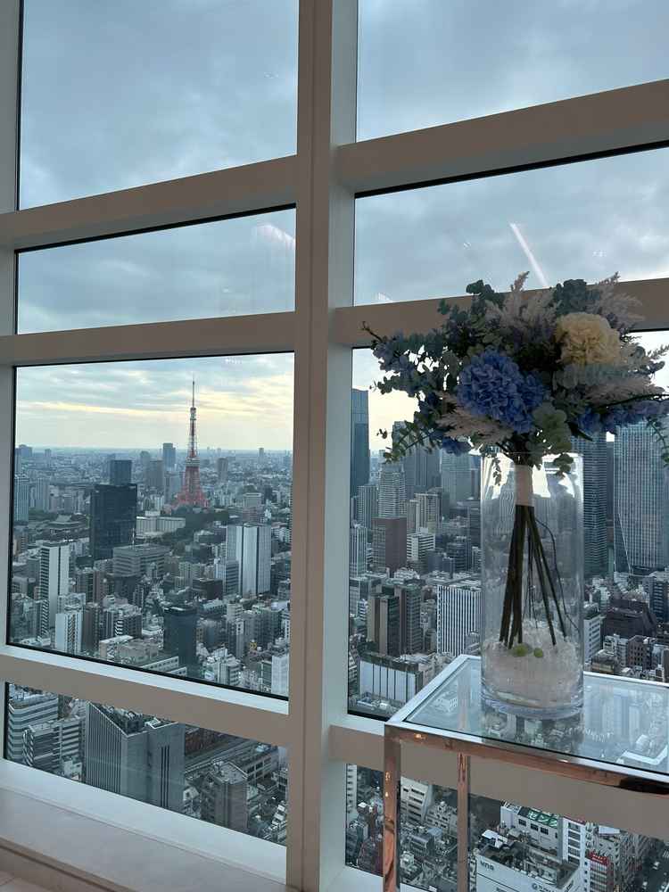 チャペルは、東京タワーと東京スカイツリーをどちらも一望できる設計となっている。夜景がいい演出となる。