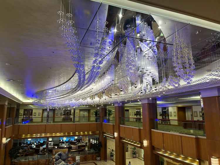 ホテルロビーの天井。希望のライトに照らしていただけて、こちらを背景に当日写真撮影ができる。