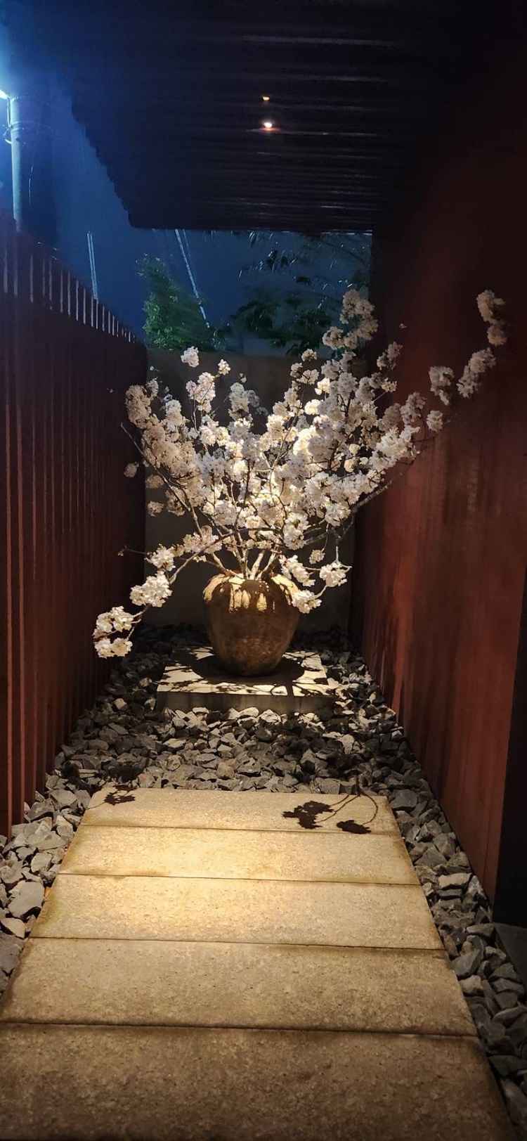 エントランスには迫力がある花がありました。ライトアップも大人な雰囲気を出しております。