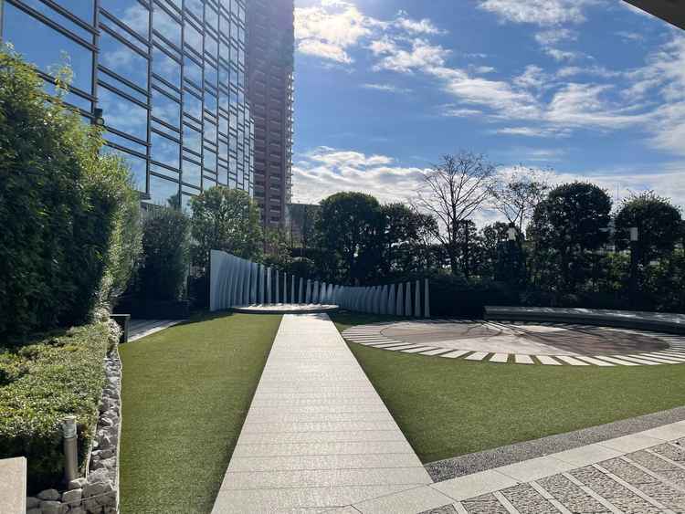 挙式後にフラワーシャワーができるスペースの写真です。