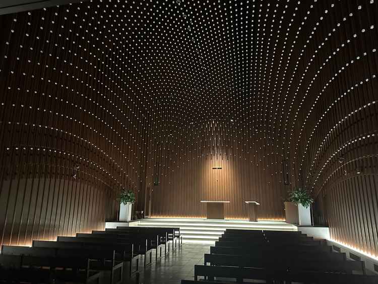 ぬくもりを感じるチャペル。唯一無二の空間だと思います