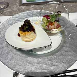 試食で提供頂いた前菜です。融合SUSHI、ヴォローヴァン