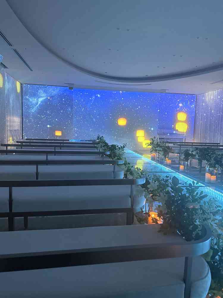 昼間でも夜の雰囲気を味わえる式場で、プロジェクションマッピングがとても素敵でした。