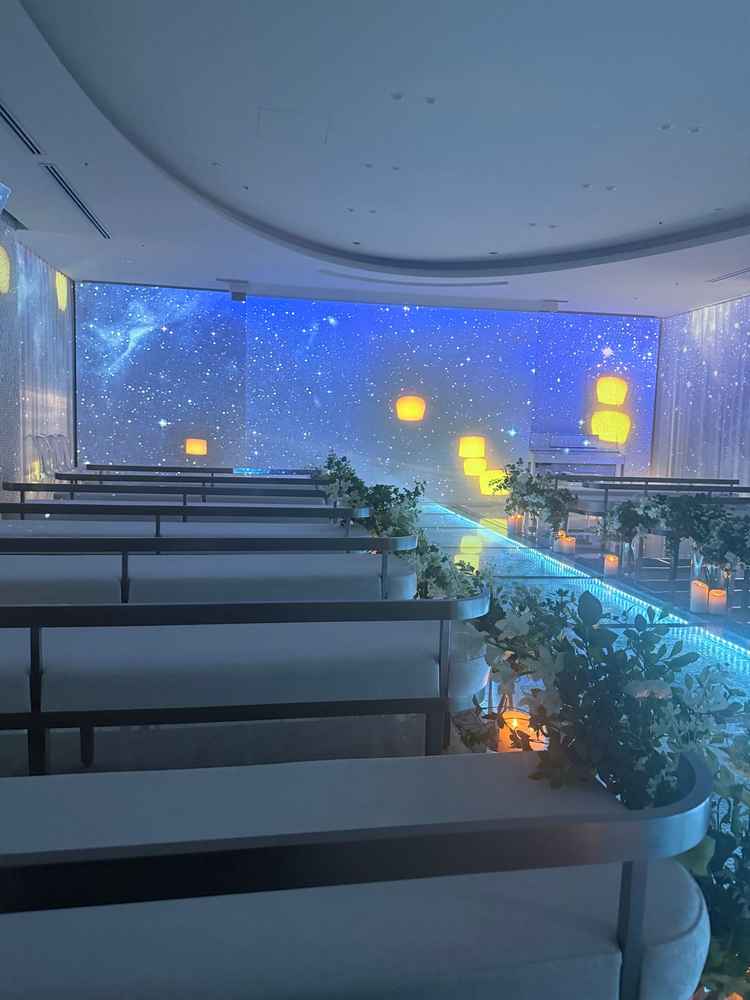 昼間でも夜の雰囲気を味わえる式場で、プロジェクションマッピングがとても素敵でした。