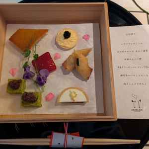 試食のデザート。わさびのフィナンシェなど、めずらしい組合せで、とても美味しかったです。