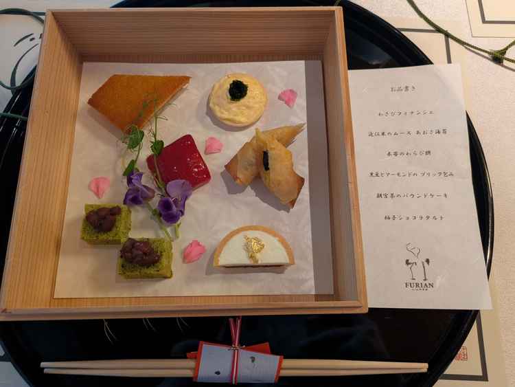 試食のデザート。わさびのフィナンシェなど、めずらしい組合せで、とても美味しかったです。