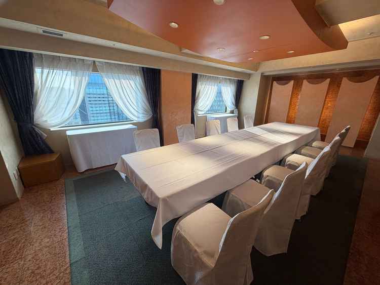 少人数用の披露宴会場にはよりアットホームな雰囲気の会場もあるそうです。