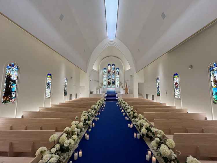 青いバージンロードのチャペル。天井が高く解放感のある空間で良かった。