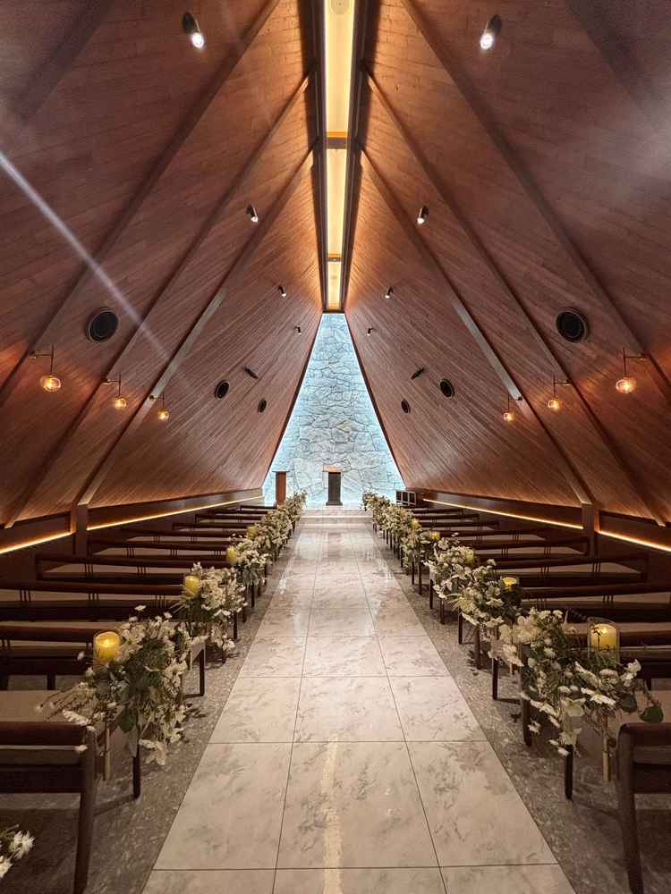 チャペルの写真です。自然光ではなく、ライトですが、とても明るく、天気に左右されないとのことです。